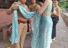 थैंक्यू यूपी पुलिस : ताजमहल में विदेशी पर्यटक की खुल गई साड़ी, महिला सिपाही ने पहनाई