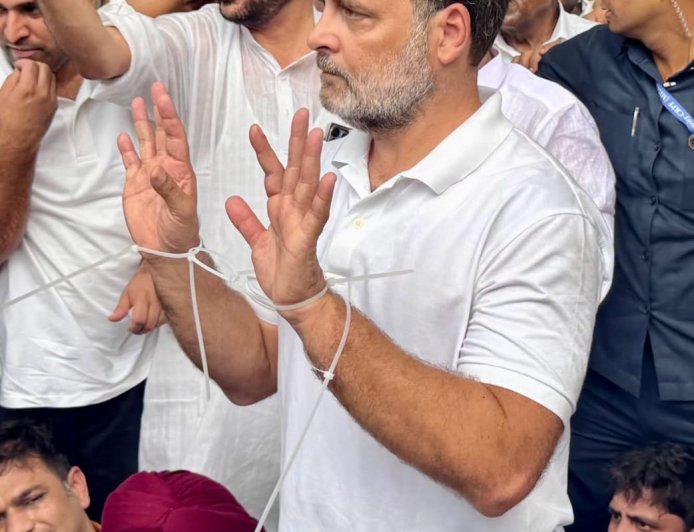 पीएम आवास के बाहर प्रदर्शन कर रहे राहुल, प्रियंका और अखिलेश यादव हिरासत में