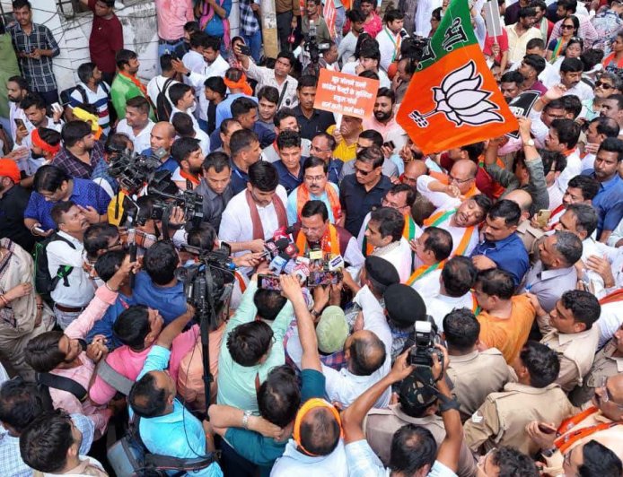 राहुल गांधी के प्रदर्शन के विरोध में यूपी भाजपा शक्ति प्रदर्शन