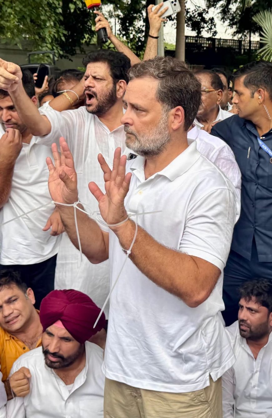 पीएम आवास के बाहर प्रदर्शन कर रहे राहुल, प्रियंका और अखिलेश यादव हिरासत में