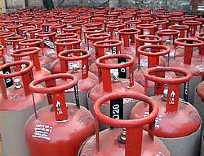 आज से बदल गए 8 बड़े नियम: सस्ता हुआ कमर्शियल LPG