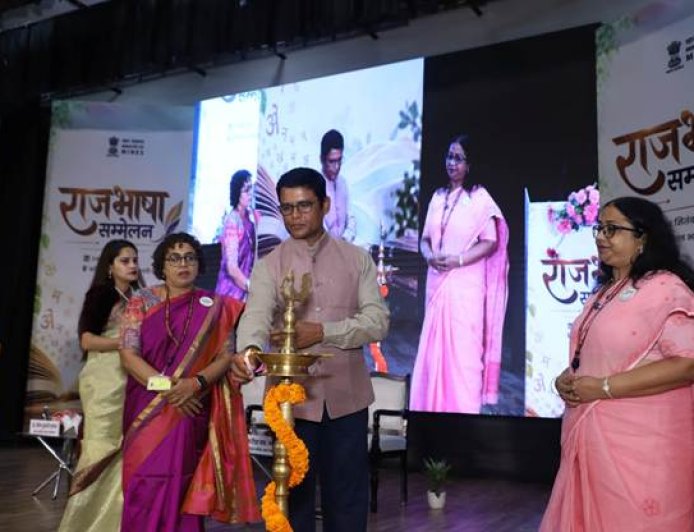 शब्दों से संवाद, हिंदी से जुड़ाव