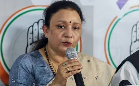 पिता की छवि और छाया से बाहर निकलना 'मोना' की असल चुनौती