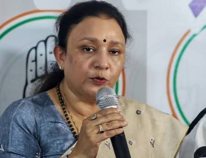 पिता की छवि और छाया से बाहर निकलना 'मोना' की असल चुनौती