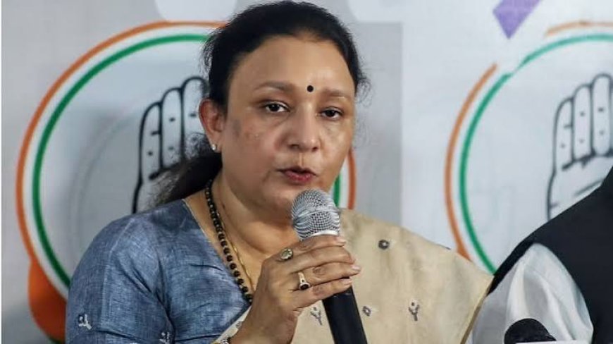 पिता की छवि और छाया से बाहर निकलना 'मोना' की असल चुनौती
