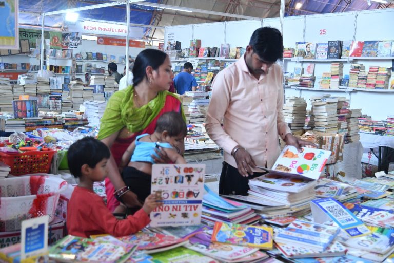 लखनऊ पुस्तक मेला : मेले में बिकी 25 लाख की किताबें