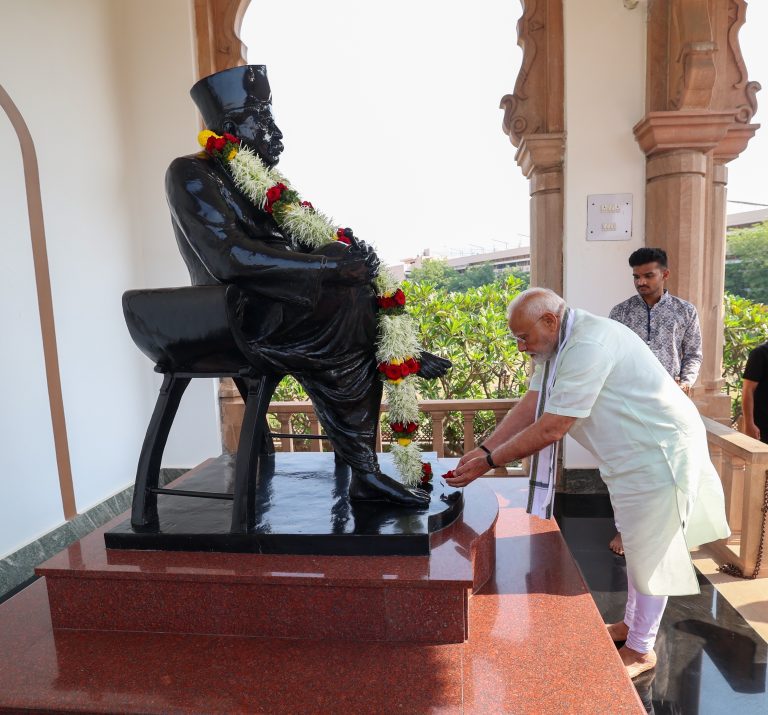 पीएम ने नवरात्रि पर बधाई दी, डॉ. हेडगेवार- गुरुजी को श्रद्धांजली अर्पित की, स्मृति मंदिर के दर्शन किए